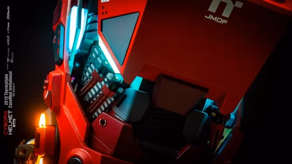 Phần "giáp" bảo vệ của đầu Cyborg để lộ các linh kiện cao cấp với các ống dẫn làm mát và hệ thống đèn tín hiệu RGB đẹp mắt.