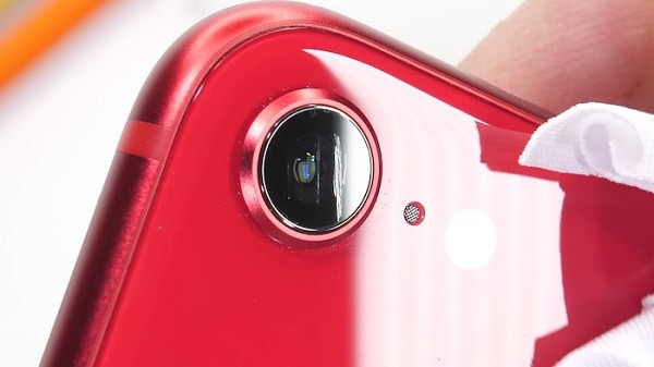 Hình ảnh kính bảo vệ camera trên iPhone SE 2020 bị trầy xước bởi lưỡi dao sắc nhọn chắc hẳn khiến không ít iFan đau lòng.