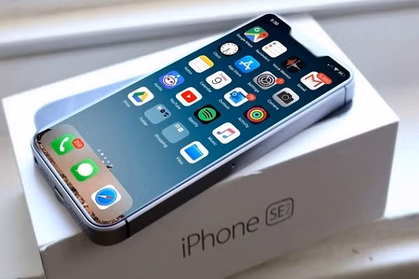 JerryRigEverything mới đây đã chọn chiếc smartphone giá rẻ iPhone SE 2020 của Apple làm đối tượng để thực hiện kiểm tra độ bền. Khỏi phải nói, người xem đã ''xót xa'' thế nào khi chứng kiến những màn ''tra tấn'' smartphone, thậm chí thả rơi iPhone SE 2020 của Youtuber này.
