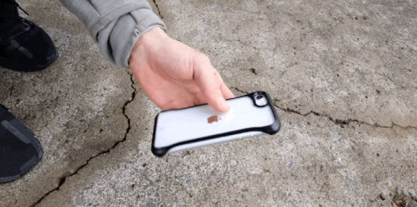 Kết quả thú vị sau cú tiếp đất ở khoảng cách 15m là chiếc iPhone mới của Apple vẫn hoàn toàn bình thường nhờ ốp lưng với thiết kế hấp thụ chấn động.