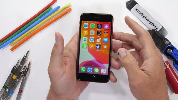 Lần này, JerryRigEverything thực hiện lần lượt các thao tác như dùng kim, dao rọc giấy để cào xước, đốt màn hình và bẻ cong iPhone SE 2020.