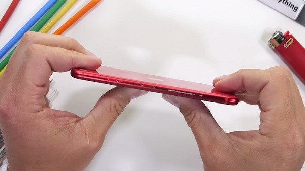 Thử nghiệm bẻ cong cũng không thể làm khó chiếc iPhone giá rẻ của Apple, không kém cạnh 2 dòng smartphone tiền nhiệm là iPhone XR và iPhone 11.