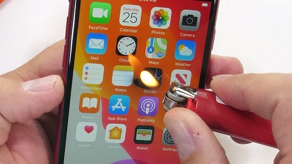 Màn thử thách thứ hai sử dụng bật lửa, khi tiếp xúc với lửa màn hình của iPhone SE 2020 chuyển sang màu đen. Tuy nhiên điều đặc biệt là màn hình nhanh chóng phục hồi lại như cũ khi không còn sự tác động của nguồn nhiệt, cho thấy chất lượng của loại kính mà Táo khuyết trang bị cho chiếc điện thoại này.