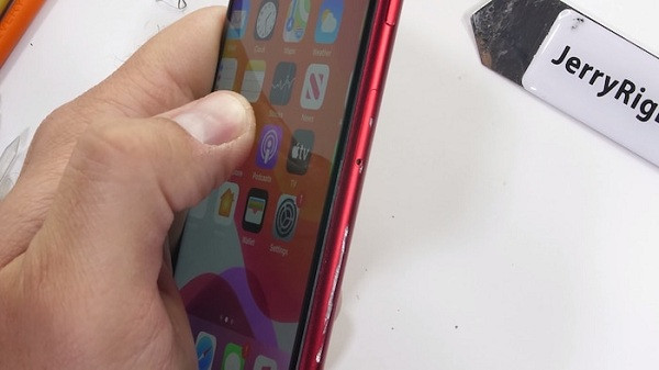 Phần khung của iPhone SE 2020 cũng xuất hiện nhiều vết cắt, xước sâu trong thử thách thử độ bền bằng dao.