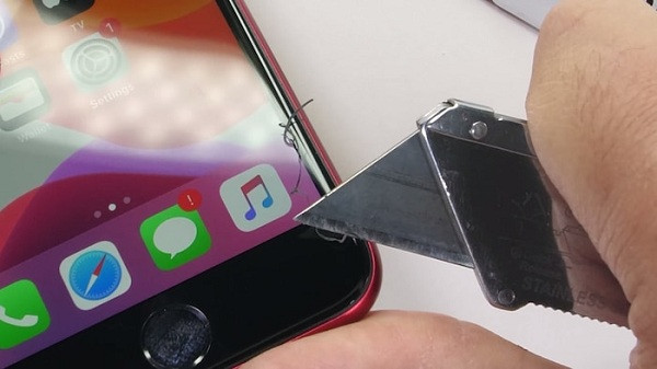 Khi sử dụng lưỡi dao thép sắc thử thách, phần khung viền nhôm hay loa thoại của chiếc smartphone nhà Apple tuy có độ bền cao cũng không thể chịu được áp lực.