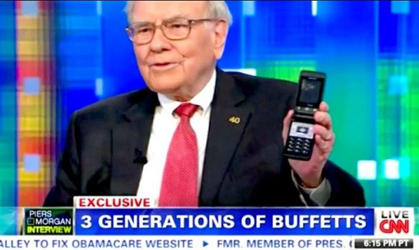 Dù là cổ đông sở hữu 5,5% cổ phần Apple, thế nhưng, tỷ phú thế giới Warren Buffett lại khá thờ ơ với dòng điện thoại iPhone của hãng này. Mới đây, trong một show truyền hình của CNBC, vị tỷ phú này đã gây bất ngờ khi chia sẻ mình đang sở hữu một chiếc điện thoại Samsung nắp gập với giá bán chỉ... 20 USD (khoảng 400.000 đồng).