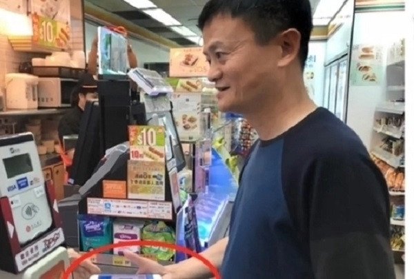 Là một tỷ phú thế giới thành danh từ công nghệ, sáng lập ra đế chế thương mại điện tử Alibaba, Alipay,…, nhiều người nghĩ chắc hẳn Jack Ma sẽ kết thân với một chiếc smartphone đời mới. Tuy nhiên, trong lần hiếm hoi xuất hiện trên đường phố, Jack Ma gây bất ngờ khi chỉ sử dụng chiếc Iphone đời cũ để thanh toán tiền.