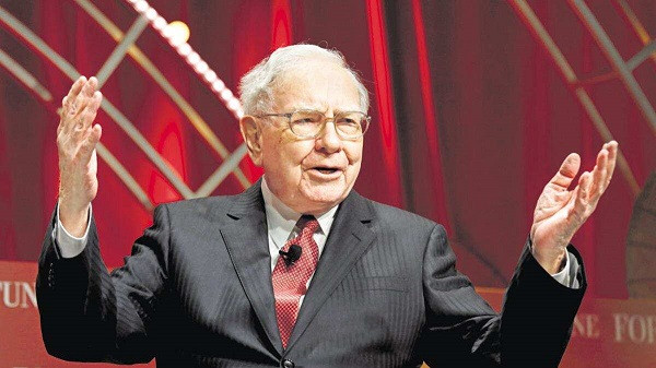 Phải tới khi chiếc điện thoại nắp gập hỏng, ông vua đầu tư chứng khoán mới cân nhắc sử dụng một chiếc iPhone vốn được tặng bởi một người bạn nhưng ông chưa từng dùng. Giám đốc điều hành Apple Tim Cook cho biết đích thân ông sẽ tới thành phố Omaha để giúp Buffett cài đặt chiếc iPhone mới này.