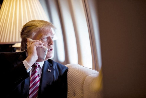 Trước khi nhậm chức Tổng thống Mỹ, ông Donald Trump sử dụng điện thoại cá nhân, được cho là chiếc Samsung Galaxy S3. Tuy nhiên, hiện tại ông đã từ bỏ chiếc điện thoại Android của mình để chuyển sang "một thiết bị iPhone an toàn, được mã hoá" mà Cơ quan Mật vụ Mỹ phê chuẩn.