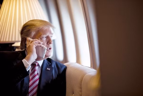 Trước khi nhậm chức Tổng thống Mỹ, ông Donald Trump sử dụng điện thoại cá nhân, được cho là chiếc Samsung Galaxy S3. Tuy nhiên, hiện tại ông đã từ bỏ chiếc điện thoại Android của mình để chuyển sang "một thiết bị iPhone an toàn, được mã hoá" mà Cơ quan Mật vụ Mỹ phê chuẩn.