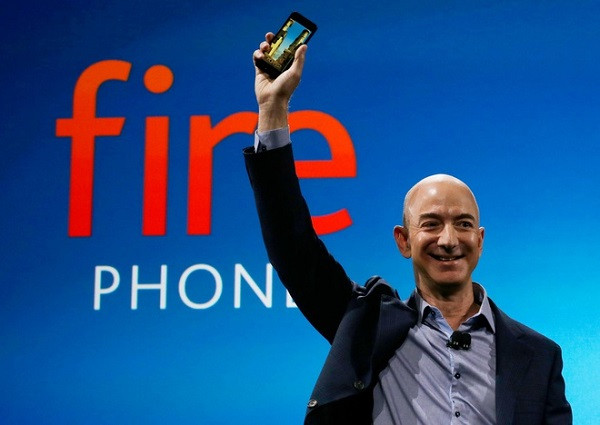 Tỷ phú Jeff Bezos - chủ sở hữu và sáng lập Amazon từng sử dụng điện thoại mang thương hiệu Blackberry vào năm 2012, sau đó là một chiếc Samsung. Một số thông tin cho biết Jeff Bezos không phải là người mê smartphone, vì vậy cho đến nay điện thoại mà ông đang sở hữu vẫn là một ẩn số.