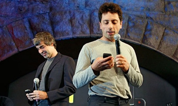 Hai người đồng sáng lập nên Google là Larry Page và Sergey Brin sử dụng nhiều loại điện thoại Android khác nhau. Gần đây nhất, Sergey Brin dùng mẫu Nexus mới nhất và hiện có thể cả Google Pixel. Trước đó anh từng sở hữu Stanford EE 380, của thương hiệu Blackberry.