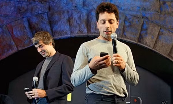 Hai người đồng sáng lập nên Google là Larry Page và Sergey Brin sử dụng nhiều loại điện thoại Android khác nhau. Gần đây nhất, Sergey Brin dùng mẫu Nexus mới nhất và hiện có thể cả Google Pixel. Trước đó anh từng sở hữu Stanford EE 380, của thương hiệu Blackberry.