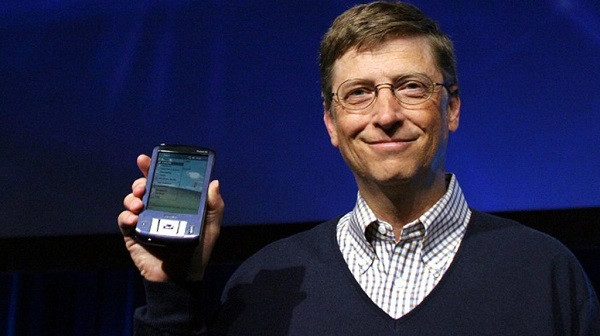 Trả lời phỏng vấn Fox News vào năm 2017, Bill Gates chỉ tiết lộ rằng đang sử dụng một chiếc smartphone Android. Trước đó, vị tỷ phú được cho là từng có thời gian sử dụng iPhone 5S và Surface Pro 2, ông chia sẻ: “Tôi muốn xem Windows Phone chính xác tốt hơn bao nhiêu so với iPhone 5S".