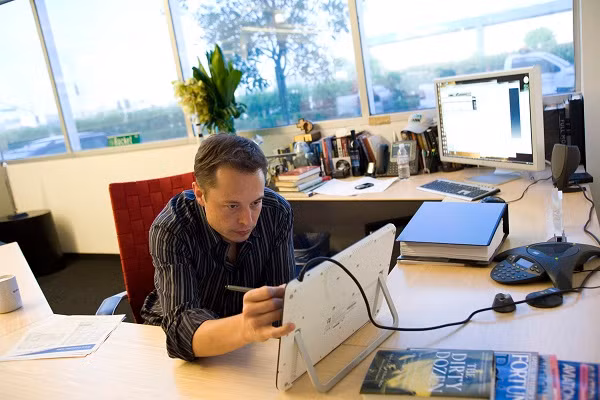 Elon Musk, chủ sở hữu của hai công ty công nghệ nổi tiếng Tesla và SpaceX dù không thừa nhận nhưng ai cũng thấy rõ ông là một iFan. Bằng chứng là ông thường nhắc tới "iPhone" hoặc "iPad" trong các cuộc trò chuyện của mình.