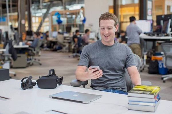 Là một trong những công ty có mối liên kết chặt chẽ với Apple, CEO Facebook – Mark Zuckerberg luôn được “Táo khuyết” gửi tặng sản phẩm mới nhất mỗi khi ra mắt, mặc dù thừa điều kiện sở hữu bất kỳ món đồ công nghệ nào. Anh nhiều lần được bắt gặp đang sử dụng iPhone và thậm chí là các sản phẩm khác của Apple như iPad.