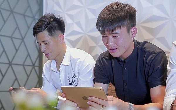 Chàng trung vệ điển trai Duy Mạnh cũng từng chia sẻ đến người hâm mộ về đam mê game và “tài năng” chơi game của mình. Anh rất thích chơi game và thường xuyên chơi những trò chơi điện tử liên quan tới bóng đá như PES, FIFA... Ngoài ra, anh chàng còn mê mệt một số game mobile như Liên Quân… Ảnh: GameK