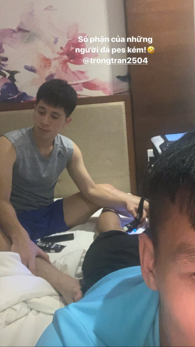 Theo Đình Trọng, đối với cầu thủ bóng đá, ai cũng có niềm yêu thích chơi bóng từ nhỏ, và thực sự là khi chơi game bóng đá như PES cũng có một số áp dụng, thế nhưng chỉ là một phần nào. Ảnh:FBNV