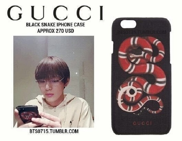 Nam thần V thì dường như có đam mê đặc biệt với nhà mốt Gucci. Không chỉ trang phục mà ngay cả ốp điện thoại của anh cũng là sản phẩm của thương hiệu đình đám này.