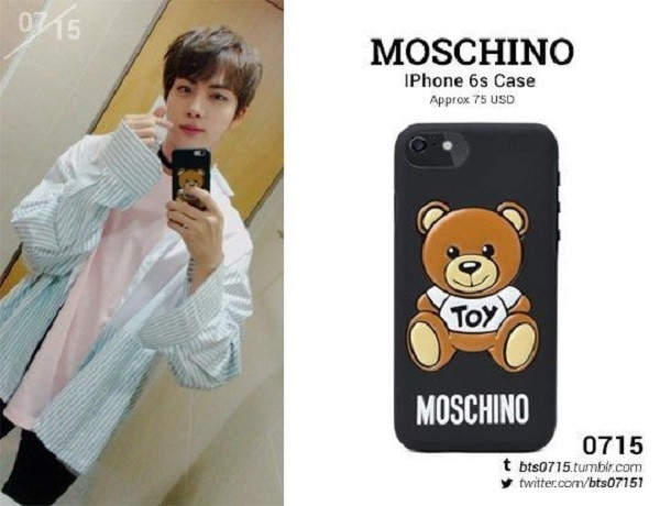 Anh cả Jin luôn mang bên mình ốp lưng gấu Teddy của Moschino với giá trị 75 USD (gần 2 triệu đồng).