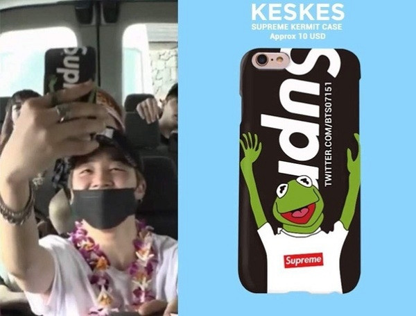 Nhờ sở thích chụp ảnh selfie qua gương mà fan dễ dàng ''soi'' được loạt ốp điện thoại hot của BTS, điển hình là Jimin. Anh chàng đang sử dụng ốp lưng từ nhãn hiệu Supreme với hình ảnh là con rối nổi tiếng ''Kermit the Frog''.