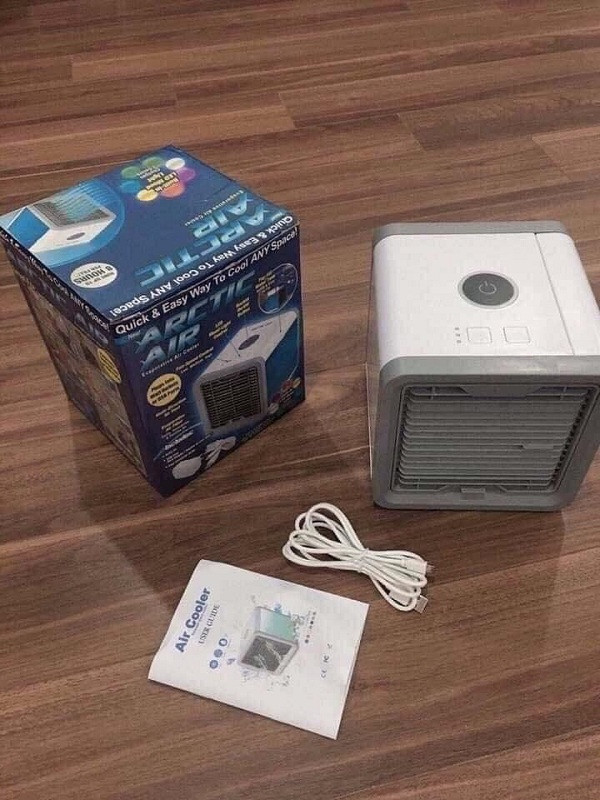 Còn đối với những loại chống nóng mini ''đặc biệt'' như điều hòa mini thì các chuyên gia cũng khuyến cáo, chúng không tốt cho sức khỏe người dùng bởi thường được để ở cự ly gần với người sử dụng. Chưa kể, nước đá vô tình chảy vào nguồn điện còn có thể gây chập cháy và nguy hiểm đến tính mạng người dùng và trẻ nhỏ.