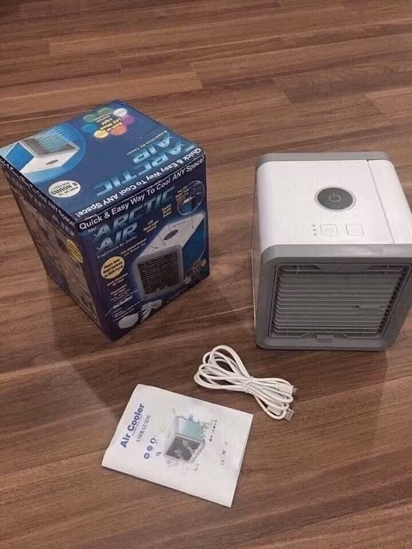 Còn đối với những loại chống nóng mini ''đặc biệt'' như điều hòa mini thì các chuyên gia cũng khuyến cáo, chúng không tốt cho sức khỏe người dùng bởi thường được để ở cự ly gần với người sử dụng. Chưa kể, nước đá vô tình chảy vào nguồn điện còn có thể gây chập cháy và nguy hiểm đến tính mạng người dùng và trẻ nhỏ.