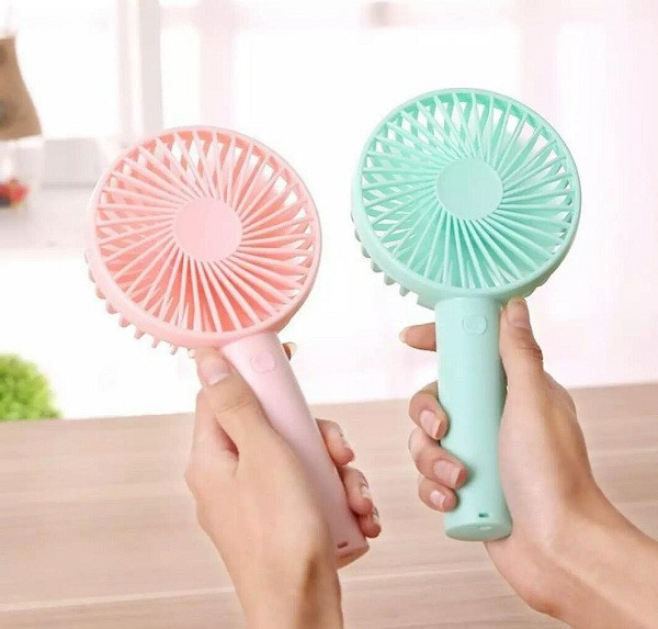 Phổ biến nhất là những chiếc quạt cầm tay mini với thiết kế nhỏ gọn, có thể sử dụng nguồn điện từ các cục sạc dự phòng để mang theo trong những chuyến đi xa,... Người tiêu dùng có thể dễ dàng tìm thấy sản phẩm này trong các cửa hàng điện máy, tạp hóa, thậm chí là tại vỉa hè, trên các xe hàng rong với mức giá chỉ từ 20 - 70 nghìn đồng.