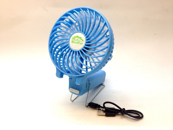 Giá rẻ, sở hữu nhiều ưu điểm tiện lợi, bởi vậy không chỉ được nhiều bạn trẻ sử dụng, đây còn là sản phẩm được các bậc phụ huynh sắm cho con em mình mang theo tới lớp ngày trời nắng nóng.