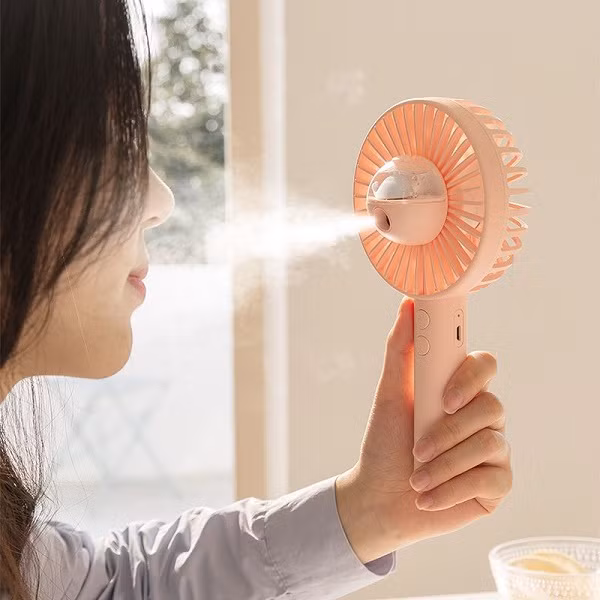 Tương tự như chiếc quạt cầm tay trên nhưng được tích hợp thêm tính năng phun hơi nước, sản phẩm quạt phun sương mini cũng được nhiều người tìm mua với mức giá dao động 100-200 nghìn đồng.