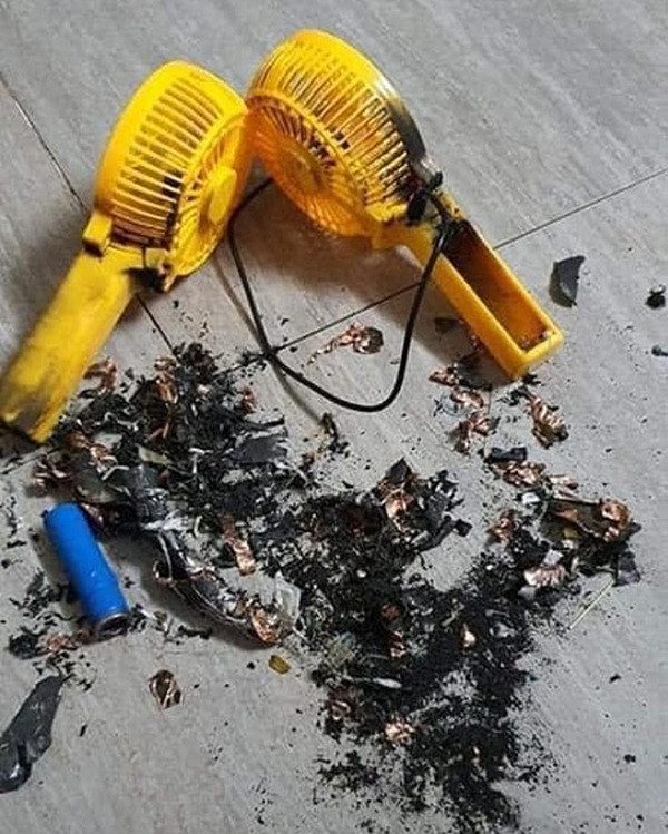 Tuy nhiên bên cạnh lợi ích mang lại, các sản phẩm chống nóng mini cũng tiềm ẩn nhiều nguy cơ cháy nổ, hay gây mất an toàn cho người sử dụng. Bởi theo tìm hiểu, hầu hết các mẫu quạt mini giá rẻ được bán trên thị trường hiện nay đều là sản phẩm chất lượng thấp, không rõ nguồn gốc xuất xứ.