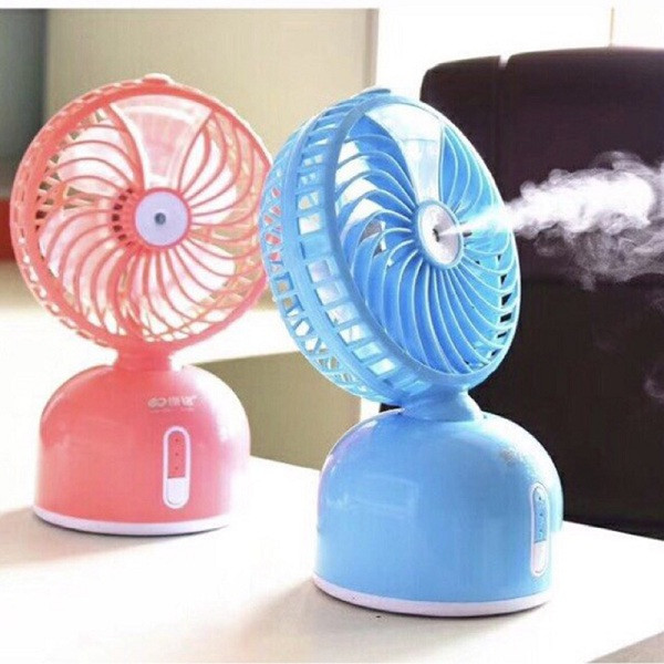 Quạt được giới thiệu vừa có thể giải nhiệt tức khắc khi ra đường trời nóng, vừa có thể biến thành một chiếc máy phun sương hiệu quả khi ngồi trong môi trường điều hòa khô hanh, lại có chân cắm cố định trên bàn tiện lợi.
