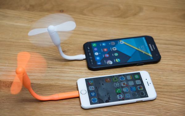 Quạt nhỏ tiện bỏ túi hoặc cắm vào điện thoại, giải nhiệt tạm thời trong thời tiết nắng nóng, lại tiện ích khi đi ngoài trời, đi du lịch, hoạt động trong văn phòng, các nơi không có quạt hoặc không có điện.