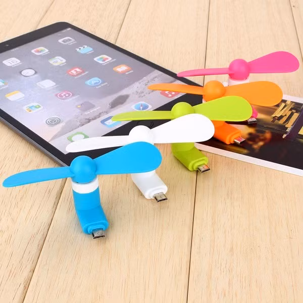 Không ''cồng kềnh'' như hai loại quạt trên, sản phẩm chống nóng mini 2 cánh chạy bằng cổng sạc điện thoại tiện lợi hơn rất nhiều đối với những người thường xuyên phải ra ngoài hay dùng điện thoại. Quạt có 2 jack dùng cho điện thoại iPhone và điện thoại Android.