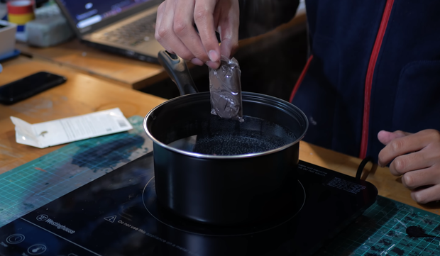 Thuốc nhuộm hồng để đổi màu cho chữ trắng trong bộ keycap.