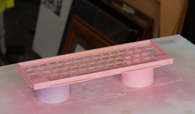 Youtuber này đã phủ sơn lên viền bàn phím, vì viền bao đã là màu đen nên chắc chắn hồng sẽ là màu cần thay cho bộ phận này rồi.
