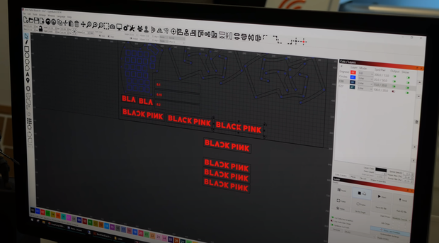 Logo BLACKPINK là thứ không thể thiếu, nó được cắt laser cực tỉ mỉ, cẩn thận.