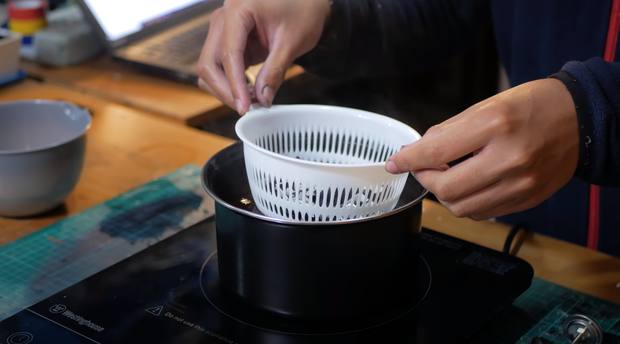 Việc nhuộm rất tốn công sức và thời gian. Tác giả đã tốn tận 3 lần nhuộm ở các mức nhiệt độ khác nhau mới cho ra được màu ưng ý.