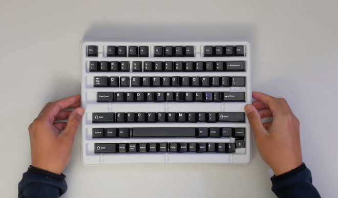 Các chữ cái cũng được nhuộm đen để thêm phần thẩm mĩ. Keycap được anh chàng Youtuber lựa chọn bộ GMK White-on-black và đi nhuộm nó.