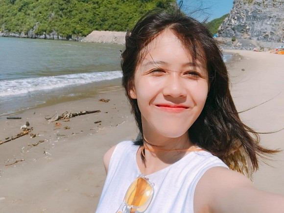 Hậu Hoàng sinh năm 1995, tại Hà Nội. Cô nàng đã tốt nghiệp Học viện Tài chính. Trước đây, khi đang học năm 4 đại học thì Hậu Hoàng bất ngờ nổi tiếng với clip cover "Lép".