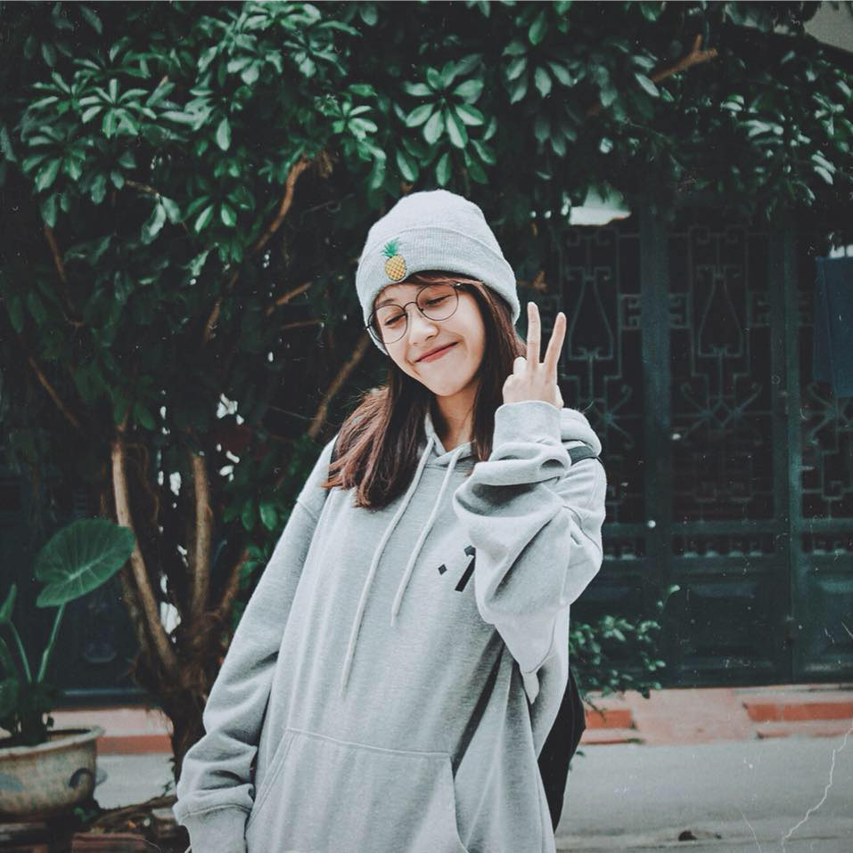 Những sản phẩm trên kênh của Hậu Hoàng có nội dung không quá khác biệt với nhiều kênh khác nhưng cô nàng thu hút lượt theo dõi "khủng" nhờ vào sự hài hước, duyên dáng, đạt lượng view đáng mơ ước.