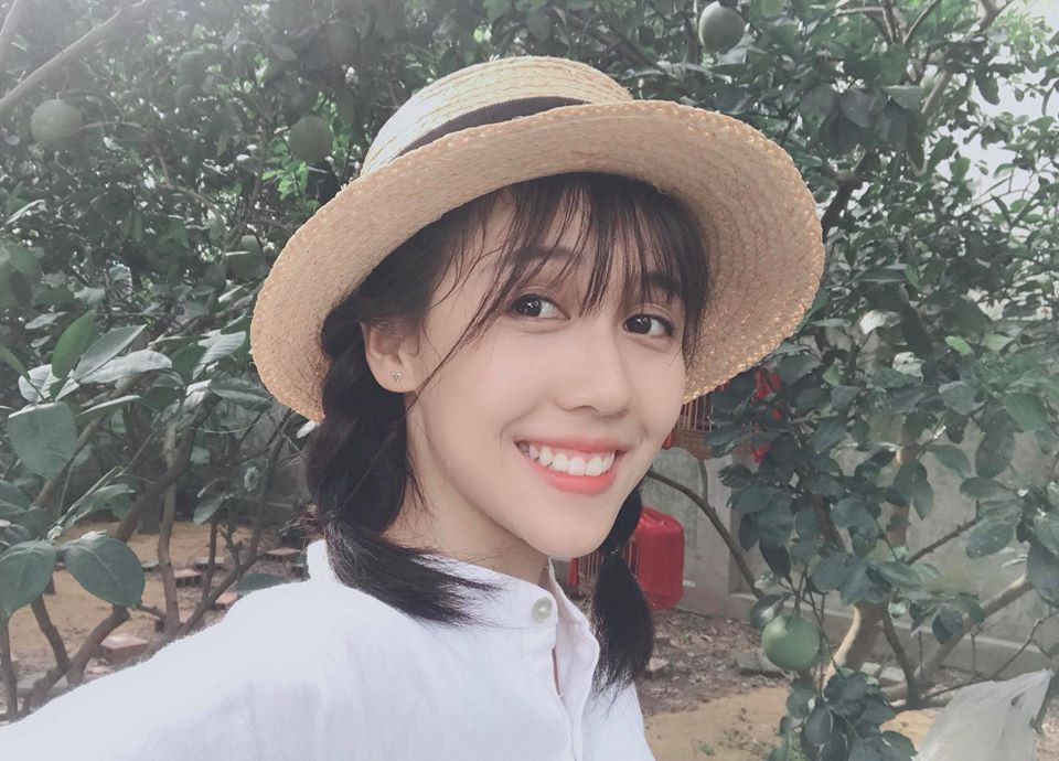 Nổi tiếng là “Thánh nữ nhạc chế”, Hậu Hoàng có cuộc sống khá sung túc, thường xuyên đi du lịch. Ngoài ra, cô còn gây ấn tưởng bởi gu thời trang trẻ trung, cá tính.