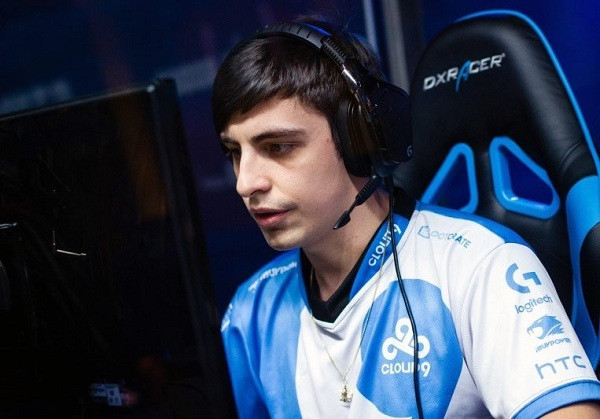  5. Shroud (Michael Grzesiek): Shroud là một game thủ khá đa-zi-năng khi anh yêu thích và giỏi rất nhiều trò chơi khác nhau, từ Electronic Arts, Ubisoft đến Activision Blizzard. Năm 2019 anh thu về 12,5 triệu USD và sở hữu thương hiệu thời trang riêng hợp tác cùng Jinx.