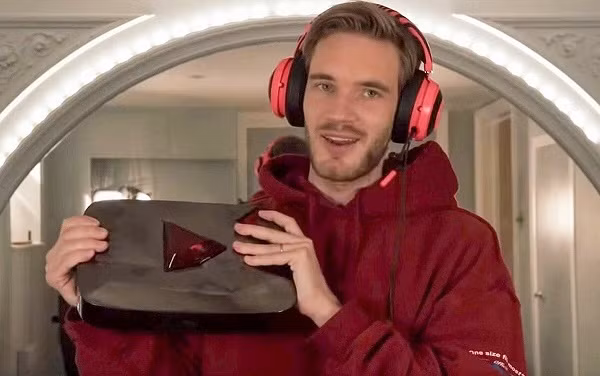  2. PewDiePie (Felix Kjellberg): PewDiePie mới đây tuyên bố sẽ tạm dừng hoạt động trên YouTube sau một năm nhiều sóng gió. Dù thế, anh vẫn được nhiều người yêu thích và trở thành một trong những game thủ giàu nhất thế giới với thu nhập 15 triệu USD.
