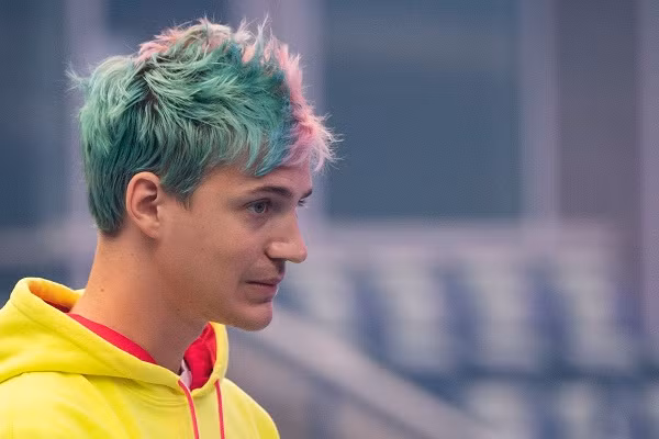 Ninja có hợp đồng độc quyền với Microsoft để giúp hãng này có được vị trí tốt hơn trong sân chơi dịch vụ streaming nội dung, hay Fortnite, cùng lượng người theo dõi khổng lồ. Thu nhập của game thủ này lên tới 17 triệu USD trong năm 2019.