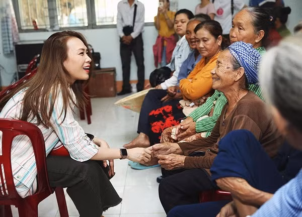 Gần đây, qua hình ảnh tham gia một chương trình từ thiện tại Long An được chia sẻ trên fanpage, nhiều fan tinh ý phát hiện trên tay nữ ca sĩ “họa mi tóc nâu” đeo chiếc Apple Watch Series 5. Phiên bản này được lên kệ cùng bộ 3 iPhone 11 cuối năm 2019. Ảnh: FBNV