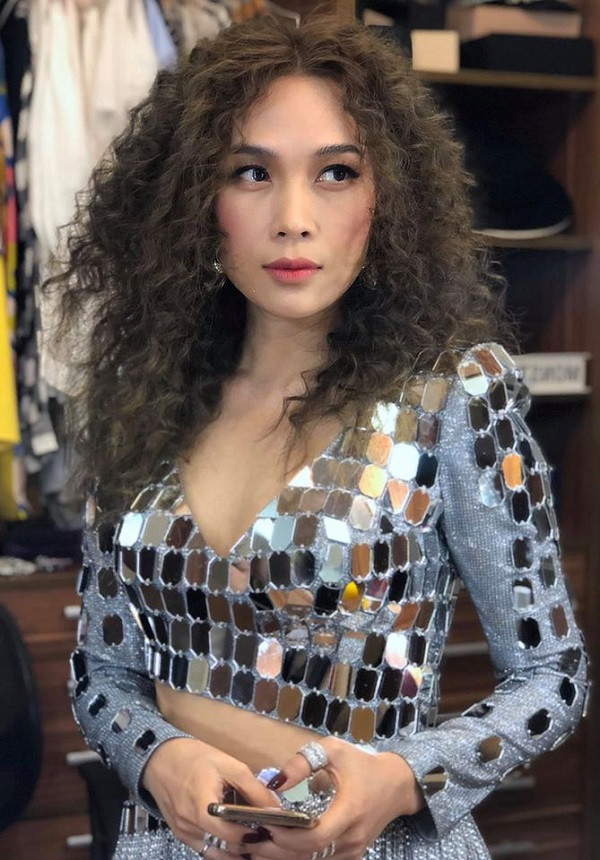 Năm 2018, Mỹ Tâm được cho là có sử dụng một chiếc iPhone Xs Max phiên bản màu bạc được Apple trình làng tháng 9/2018. Ảnh: FBNV