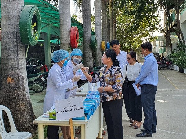 Việc đo nhiệt độ và cung cấp khẩu trang miễn phí cũng được thực hiện trong thời gian này.