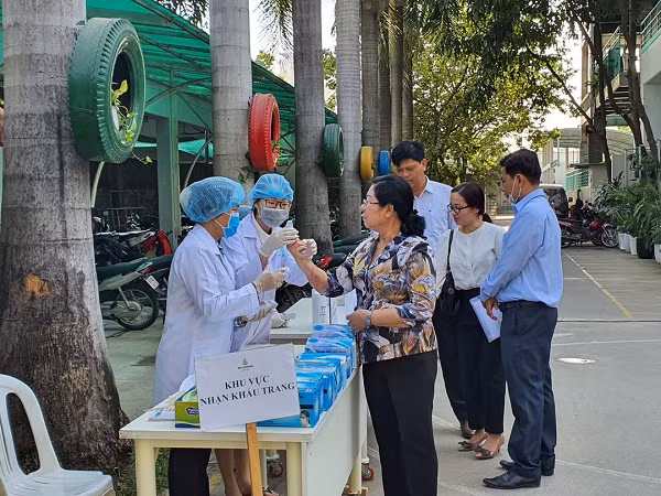 Việc đo nhiệt độ và cung cấp khẩu trang miễn phí cũng được thực hiện trong thời gian này.