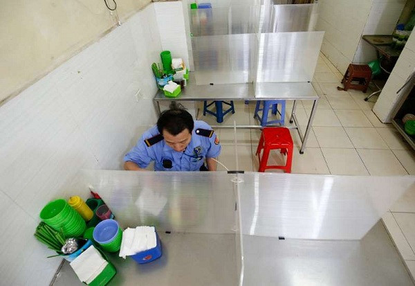 Trước đó, một số quán ăn tại Hà Nội đã tiến hành lắp đặt vách ngăn phòng COVID-19 để đảm bảo an toàn cho thực khách khi đến dùng bữa.